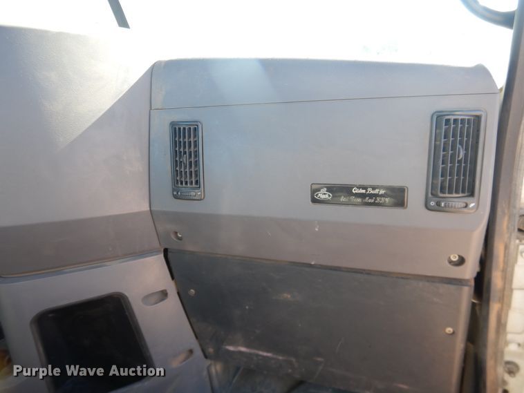 image for item DG1522 2015 Mack CHU613  semi truck