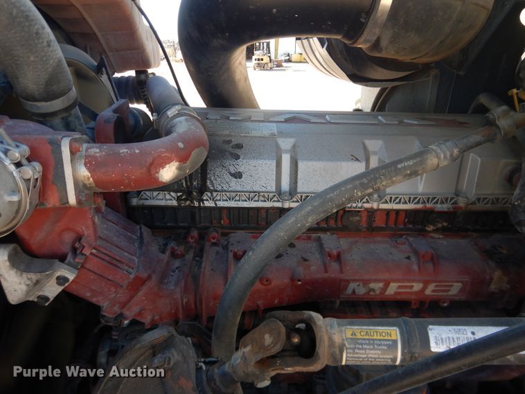 image for item DG1522 2015 Mack CHU613  semi truck