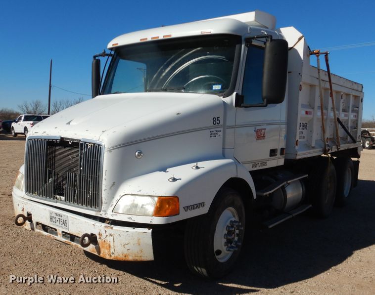 image for item DG1523 2000 Volvo VN  dump truck