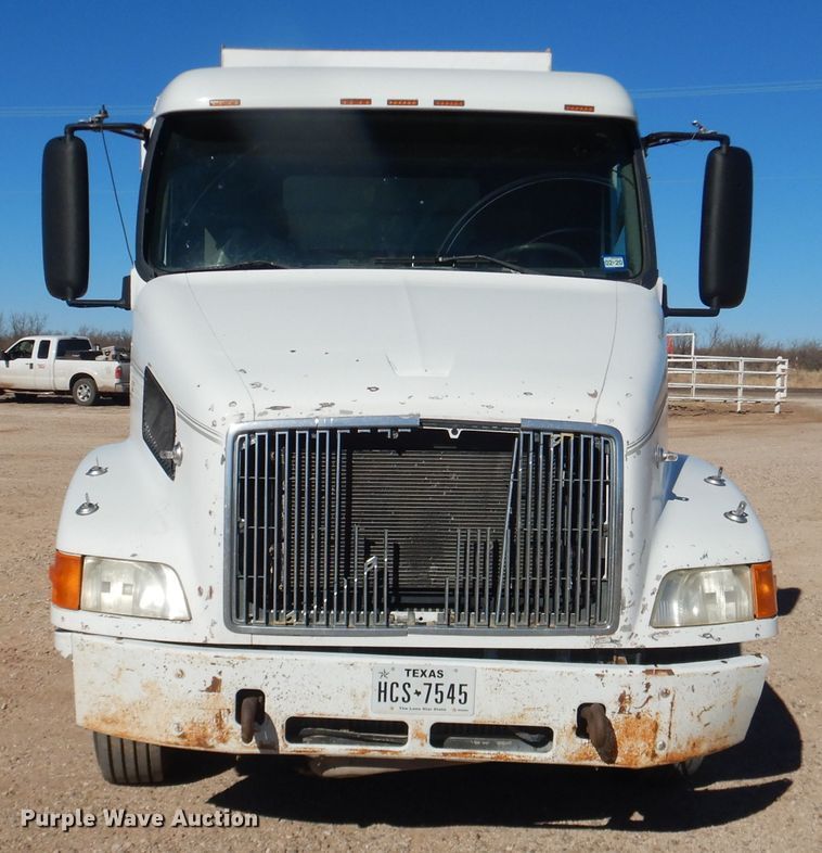 image for item DG1523 2000 Volvo VN  dump truck