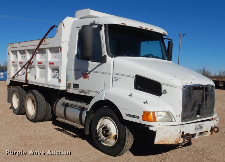 image for item DG1523 2000 Volvo VN  dump truck