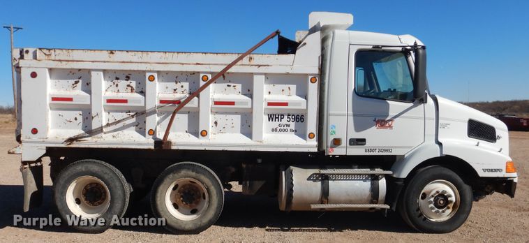 image for item DG1523 2000 Volvo VN  dump truck