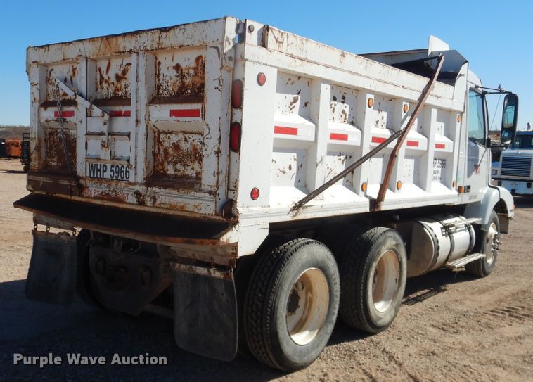 image for item DG1523 2000 Volvo VN  dump truck