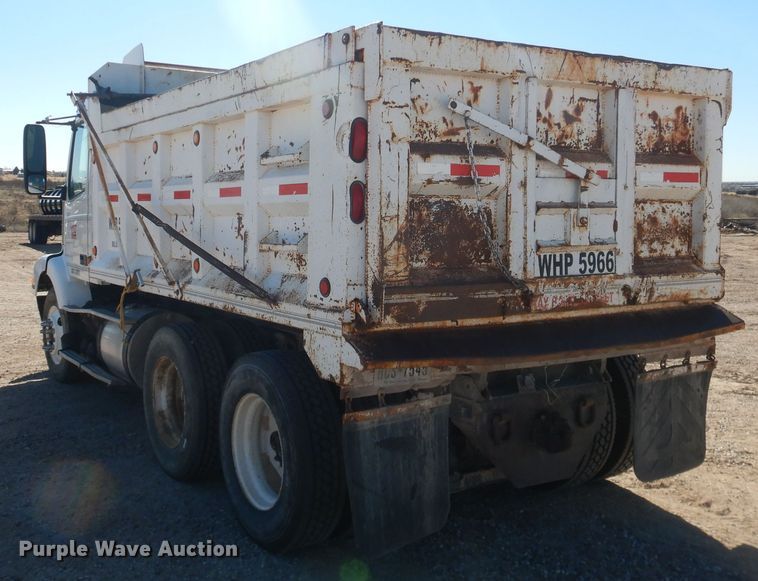 image for item DG1523 2000 Volvo VN  dump truck