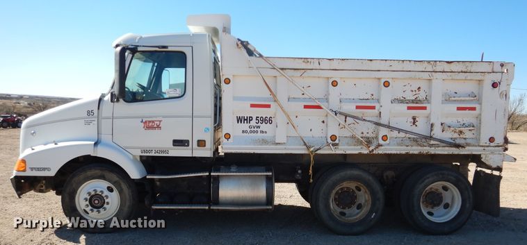 image for item DG1523 2000 Volvo VN  dump truck