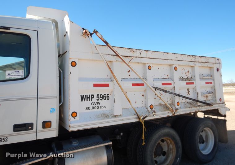 image for item DG1523 2000 Volvo VN  dump truck