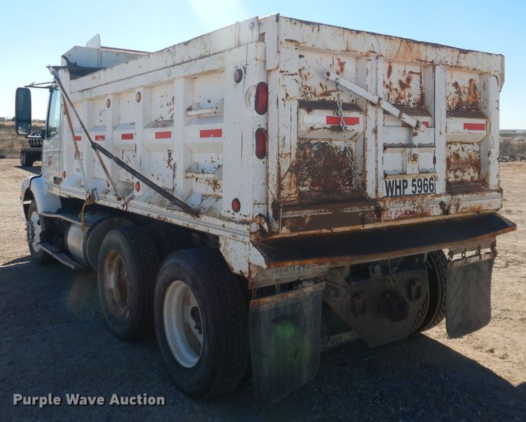 image for item DG1523 2000 Volvo VN  dump truck