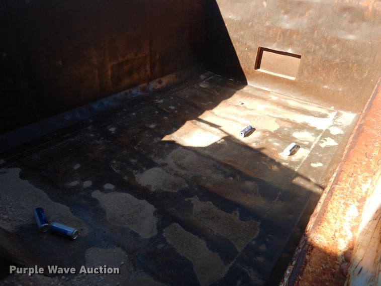 image for item DG1523 2000 Volvo VN  dump truck