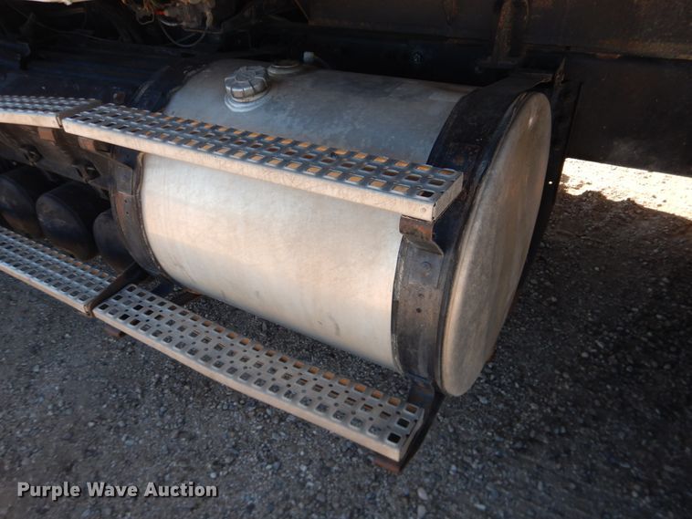 image for item DG1523 2000 Volvo VN  dump truck