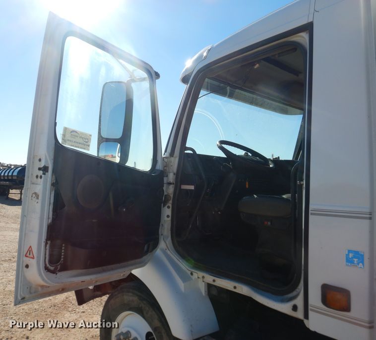 image for item DG1523 2000 Volvo VN  dump truck