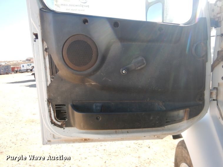 image for item DG1523 2000 Volvo VN  dump truck