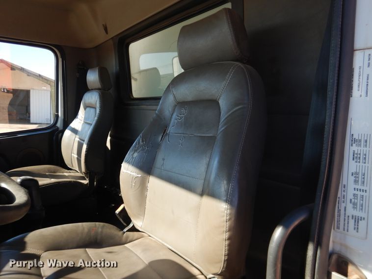 image for item DG1523 2000 Volvo VN  dump truck