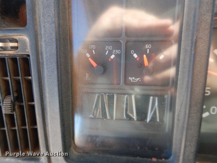 image for item DG1523 2000 Volvo VN  dump truck