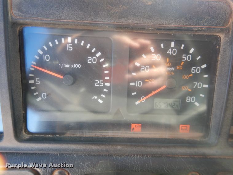 image for item DG1523 2000 Volvo VN  dump truck