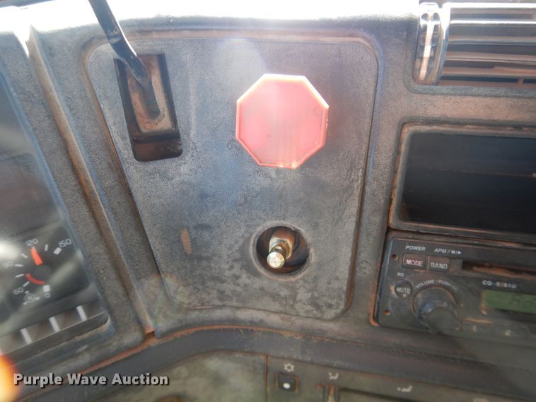 image for item DG1523 2000 Volvo VN  dump truck