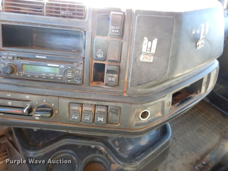 image for item DG1523 2000 Volvo VN  dump truck