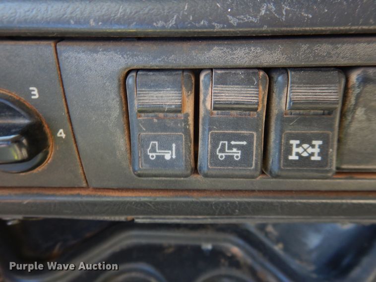 image for item DG1523 2000 Volvo VN  dump truck