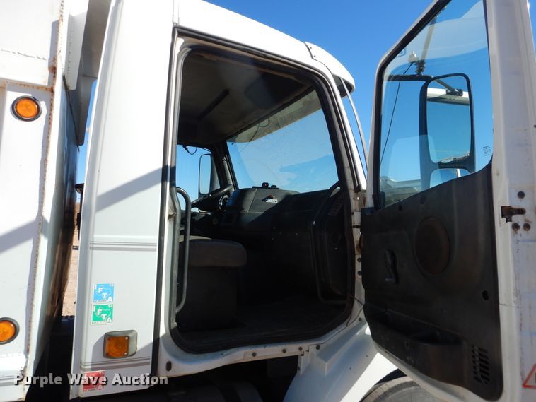 image for item DG1523 2000 Volvo VN  dump truck