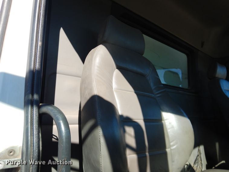 image for item DG1523 2000 Volvo VN  dump truck