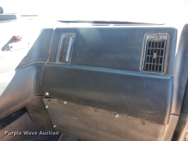 image for item DG1523 2000 Volvo VN  dump truck