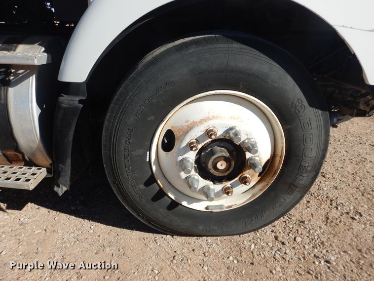 image for item DG1523 2000 Volvo VN  dump truck