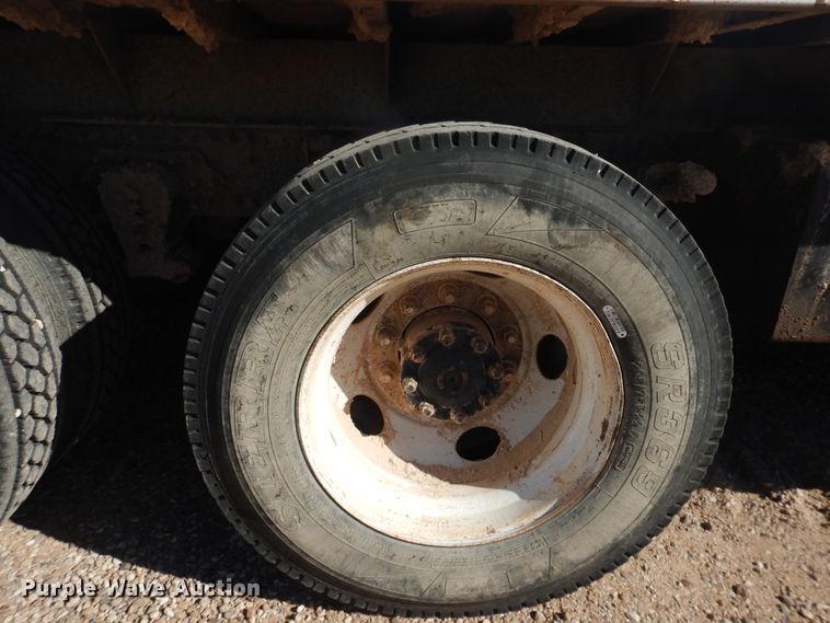 image for item DG1523 2000 Volvo VN  dump truck