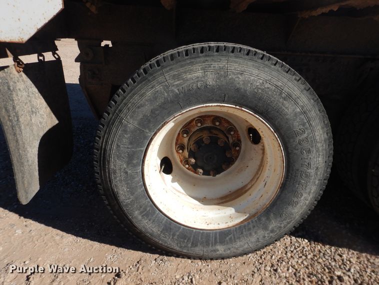 image for item DG1523 2000 Volvo VN  dump truck