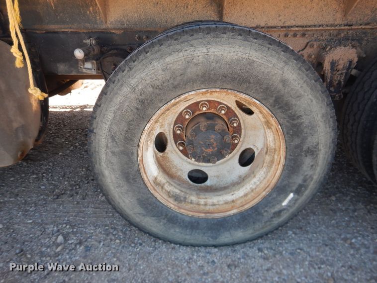 image for item DG1523 2000 Volvo VN  dump truck