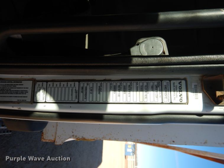 image for item DG1523 2000 Volvo VN  dump truck