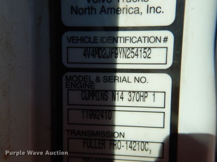 image for item DG1523 2000 Volvo VN  dump truck