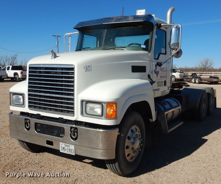 image for item DG1524 2015 Mack CHU613  semi truck