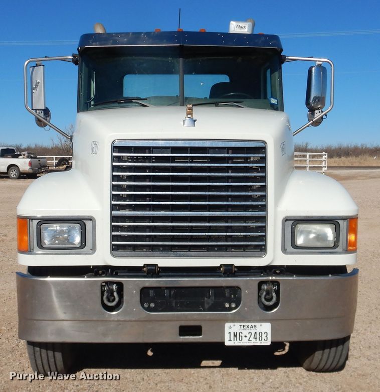 image for item DG1524 2015 Mack CHU613  semi truck