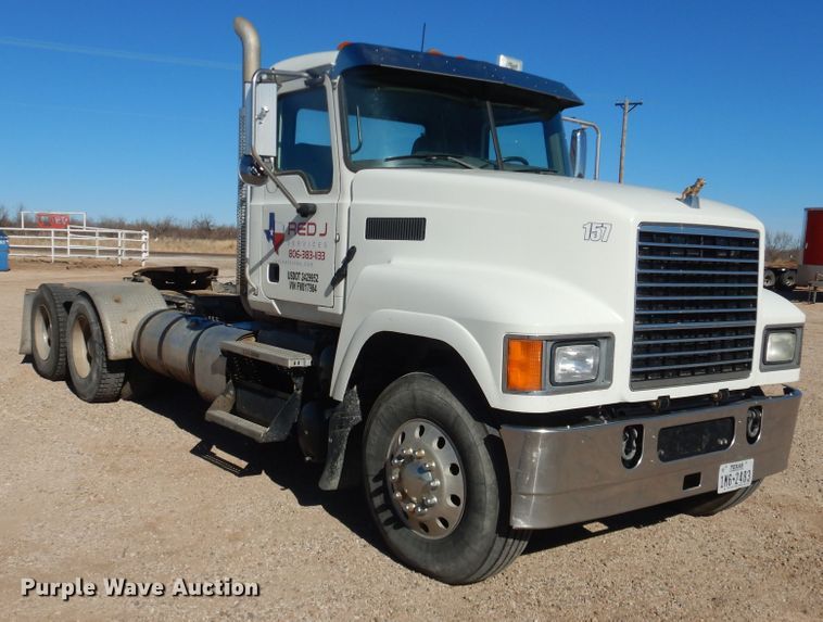 image for item DG1524 2015 Mack CHU613  semi truck