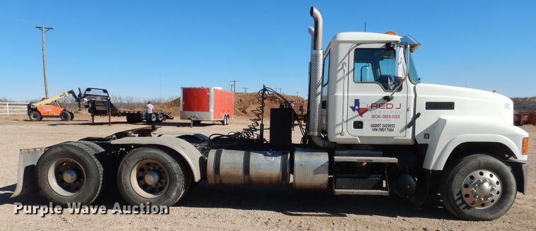 image for item DG1524 2015 Mack CHU613  semi truck