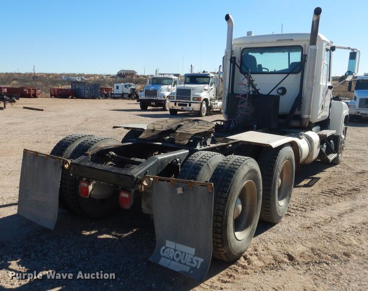 image for item DG1524 2015 Mack CHU613  semi truck