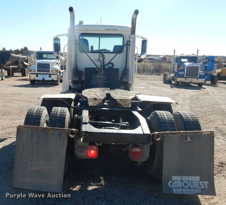 image for item DG1524 2015 Mack CHU613  semi truck