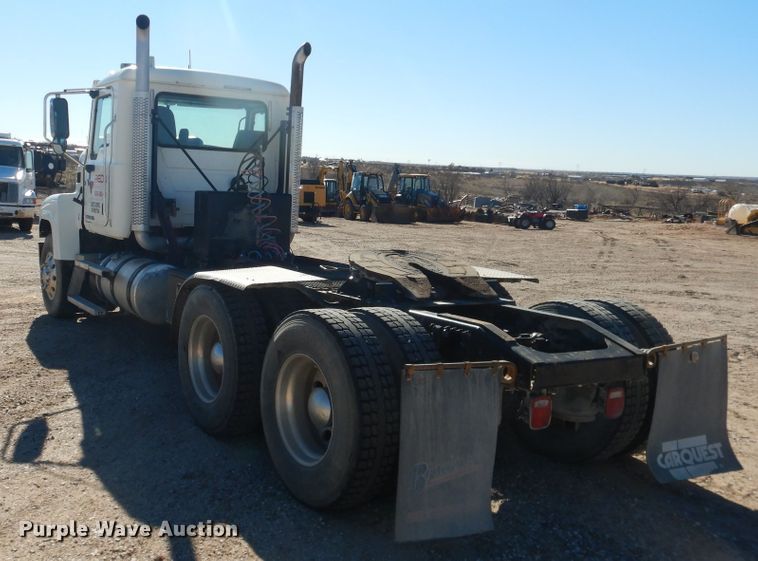 image for item DG1524 2015 Mack CHU613  semi truck