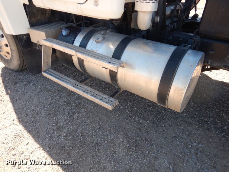 image for item DG1524 2015 Mack CHU613  semi truck