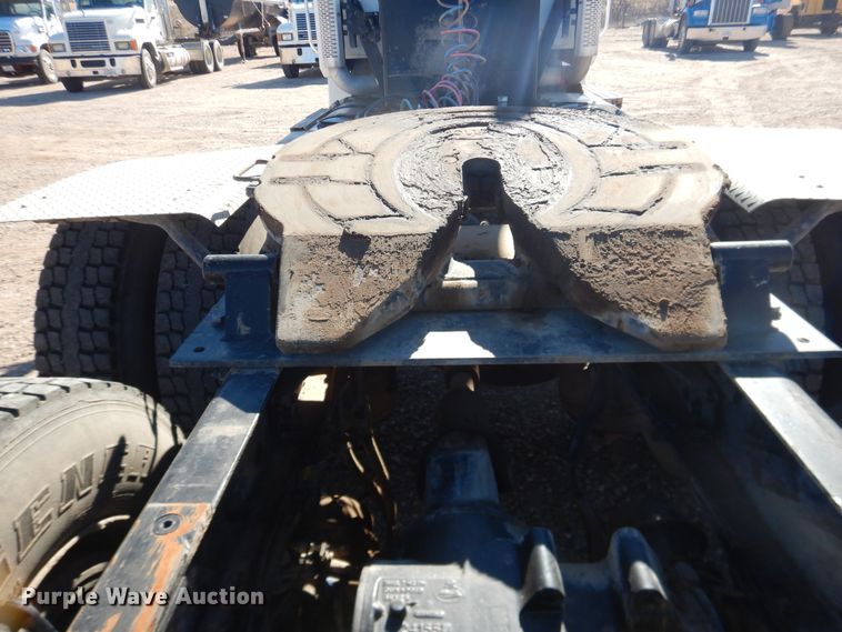 image for item DG1524 2015 Mack CHU613  semi truck