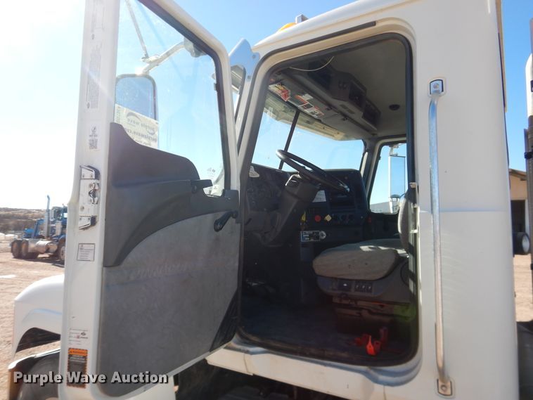 image for item DG1524 2015 Mack CHU613  semi truck