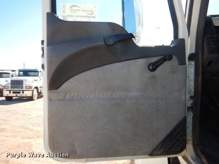 image for item DG1524 2015 Mack CHU613  semi truck