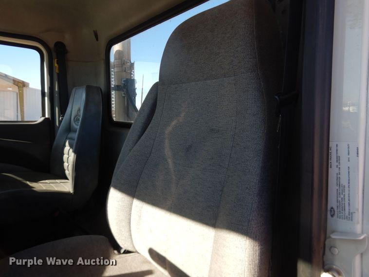 image for item DG1524 2015 Mack CHU613  semi truck