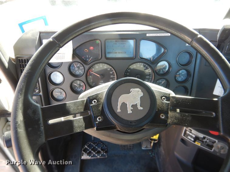 image for item DG1524 2015 Mack CHU613  semi truck