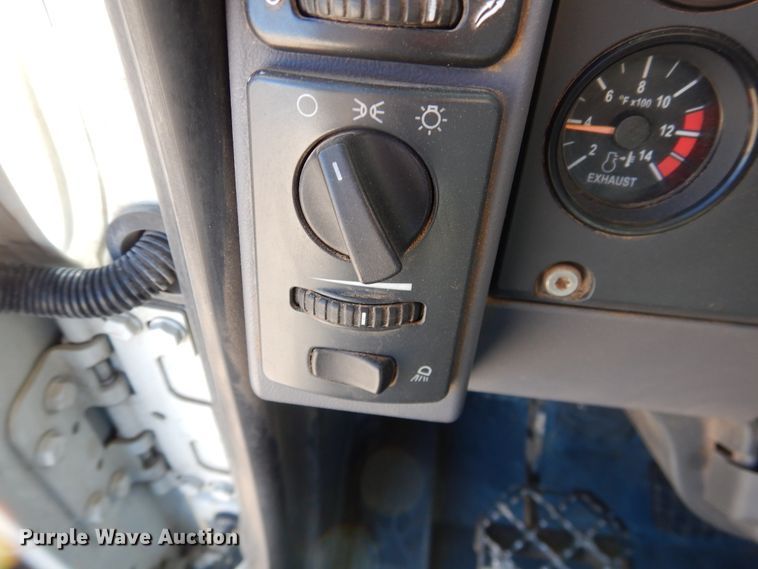 image for item DG1524 2015 Mack CHU613  semi truck