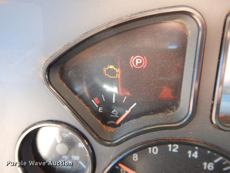 image for item DG1524 2015 Mack CHU613  semi truck