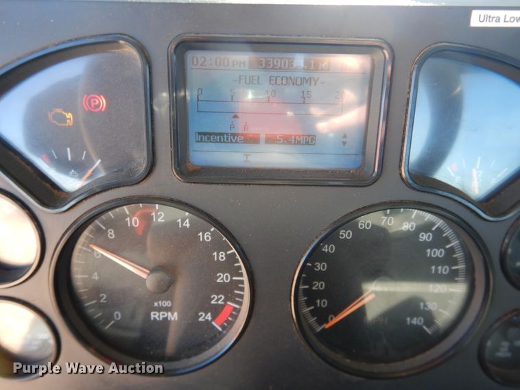 image for item DG1524 2015 Mack CHU613  semi truck