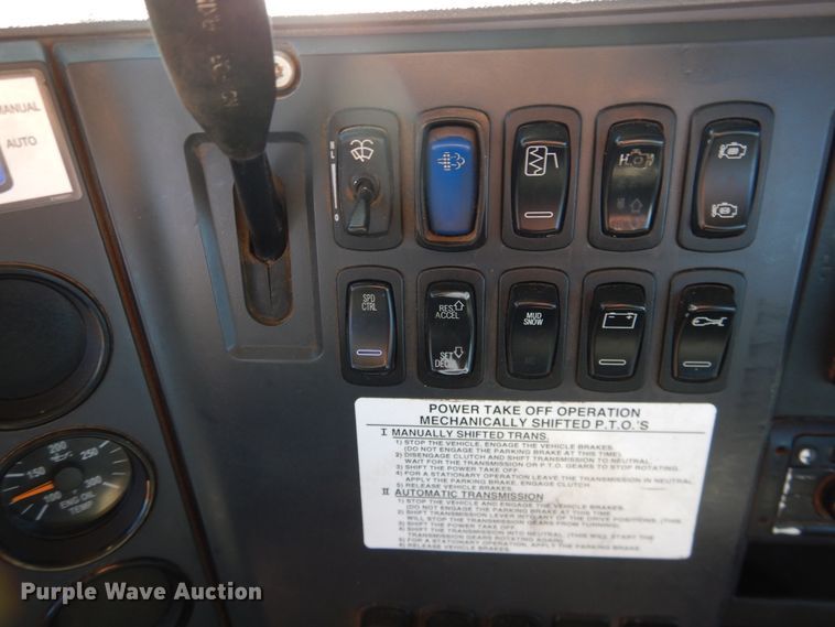 image for item DG1524 2015 Mack CHU613  semi truck