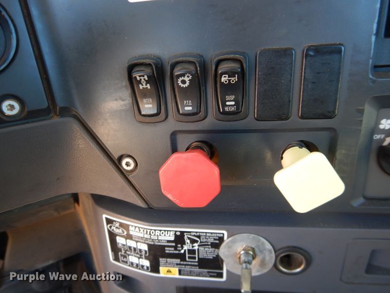 image for item DG1524 2015 Mack CHU613  semi truck