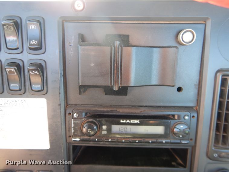 image for item DG1524 2015 Mack CHU613  semi truck