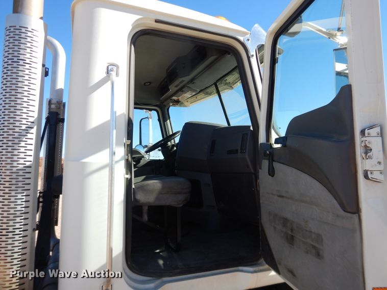 image for item DG1524 2015 Mack CHU613  semi truck